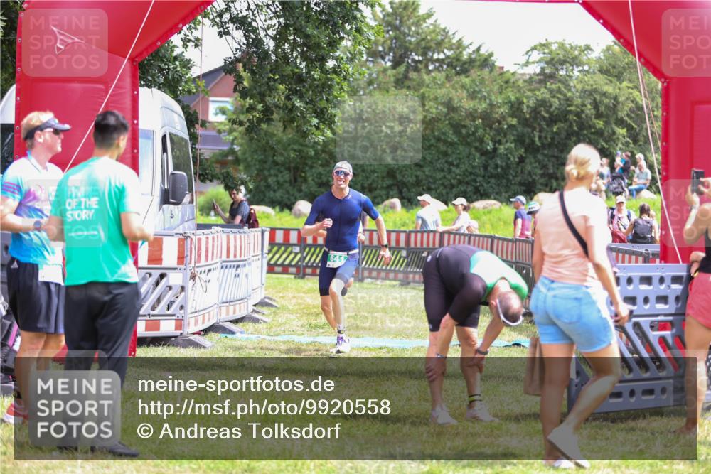 21.06.2026 - 29. Vierlanden-Triathlon Andreas Tolksdorf http://msf.ph/oto/9920558 21.06.2026 13:16:09 Ziel 641, 655 meine-sportfotos.de