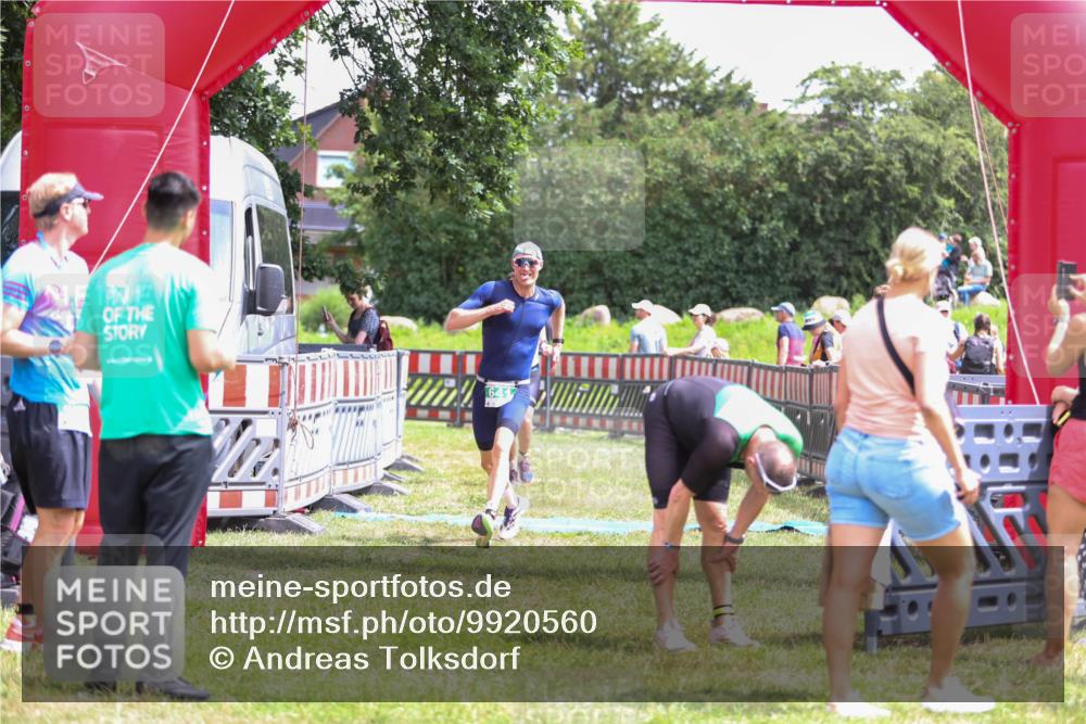 21.06.2026 - 29. Vierlanden-Triathlon Andreas Tolksdorf http://msf.ph/oto/9920560 21.06.2026 13:16:09 Ziel 641, 655 meine-sportfotos.de