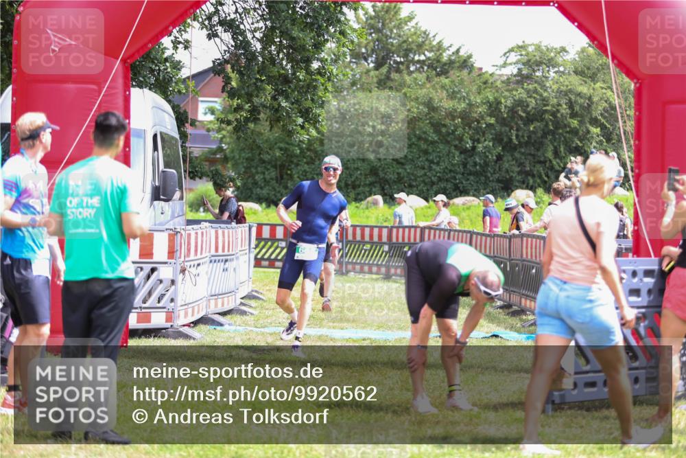 21.06.2026 - 29. Vierlanden-Triathlon Andreas Tolksdorf http://msf.ph/oto/9920562 21.06.2026 13:16:09 Ziel 641, 655 meine-sportfotos.de
