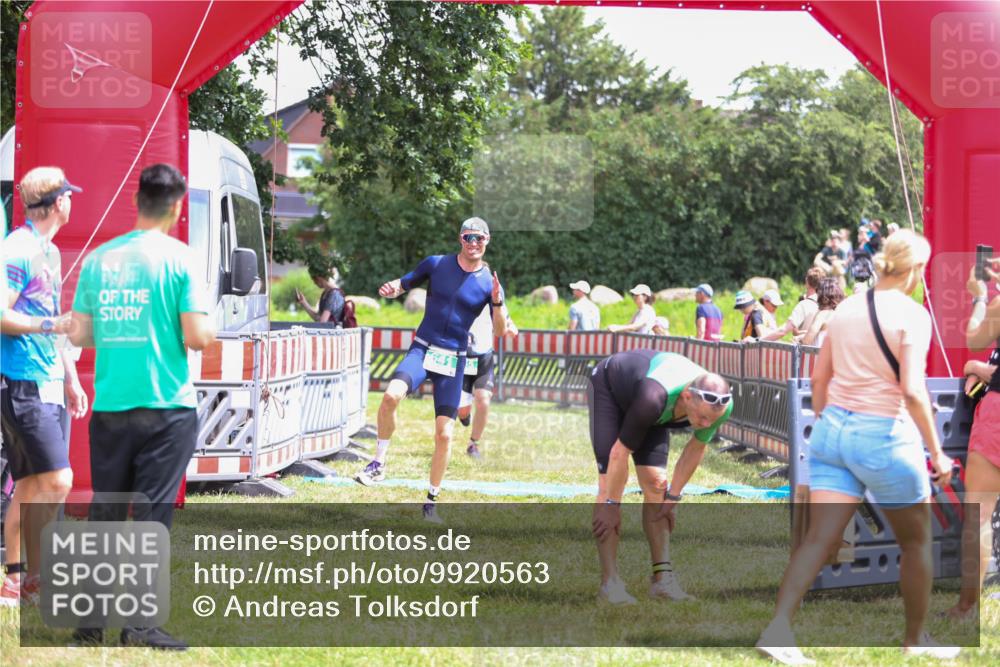 21.06.2026 - 29. Vierlanden-Triathlon Andreas Tolksdorf http://msf.ph/oto/9920563 21.06.2026 13:16:10 Ziel 641, 655 meine-sportfotos.de