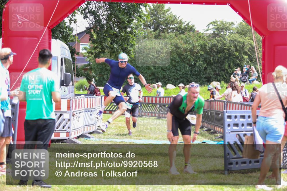 21.06.2026 - 29. Vierlanden-Triathlon Andreas Tolksdorf http://msf.ph/oto/9920568 21.06.2026 13:16:10 Ziel 641, 655 meine-sportfotos.de
