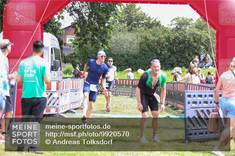 21.06.2026 - 29. Vierlanden-Triathlon Andreas Tolksdorf http://msf.ph/oto/9920570 21.06.2026 13:16:10 Ziel 641, 655 meine-sportfotos.de