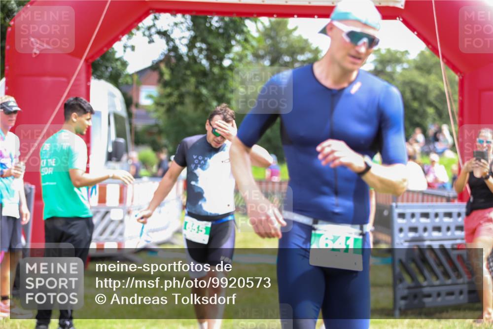 21.06.2026 - 29. Vierlanden-Triathlon Andreas Tolksdorf http://msf.ph/oto/9920573 21.06.2026 13:16:14 Ziel 70, 641, 655 meine-sportfotos.de