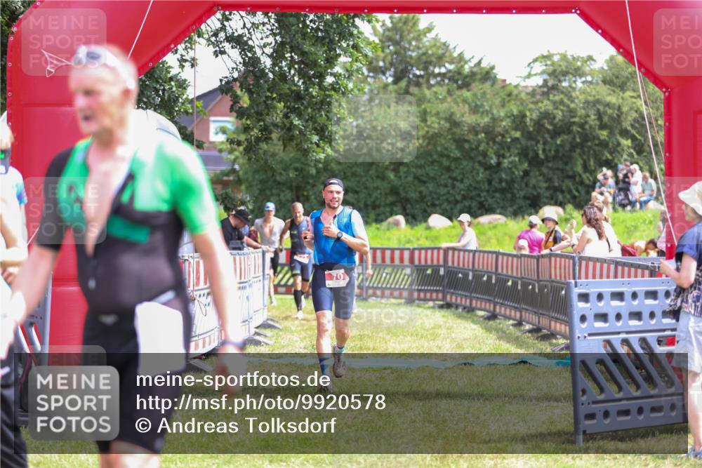 21.06.2026 - 29. Vierlanden-Triathlon Andreas Tolksdorf http://msf.ph/oto/9920578 21.06.2026 13:16:25 Ziel 34, 70, 131, 657 meine-sportfotos.de