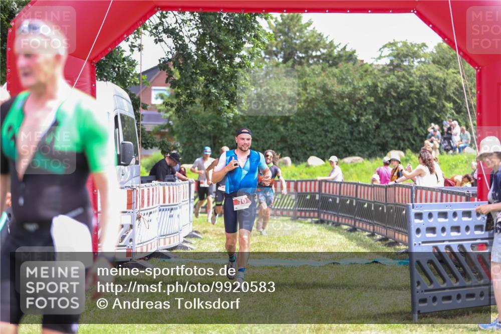 21.06.2026 - 29. Vierlanden-Triathlon Andreas Tolksdorf http://msf.ph/oto/9920583 21.06.2026 13:16:25 Ziel 34, 70, 131, 657 meine-sportfotos.de