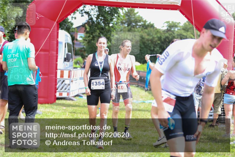 21.06.2026 - 29. Vierlanden-Triathlon Andreas Tolksdorf http://msf.ph/oto/9920620 21.06.2026 13:17:25 Ziel 130, 160 meine-sportfotos.de