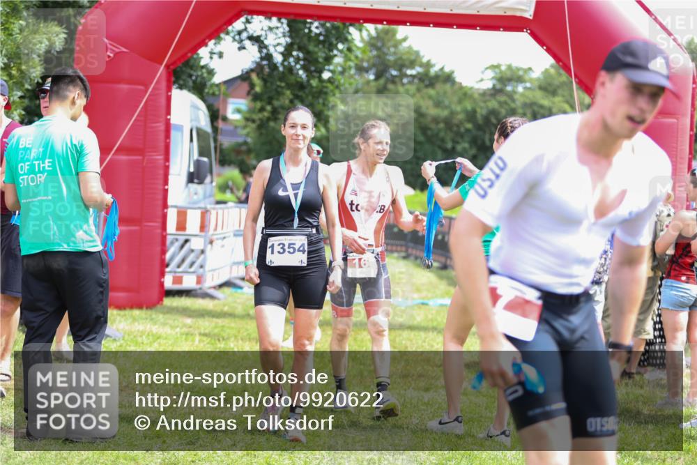 21.06.2026 - 29. Vierlanden-Triathlon Andreas Tolksdorf http://msf.ph/oto/9920622 21.06.2026 13:17:25 Ziel 130, 160 meine-sportfotos.de