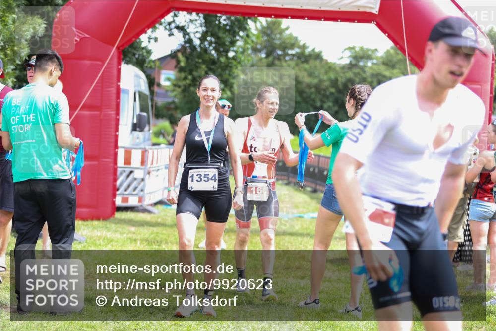 21.06.2026 - 29. Vierlanden-Triathlon Andreas Tolksdorf http://msf.ph/oto/9920623 21.06.2026 13:17:25 Ziel 130, 160 meine-sportfotos.de