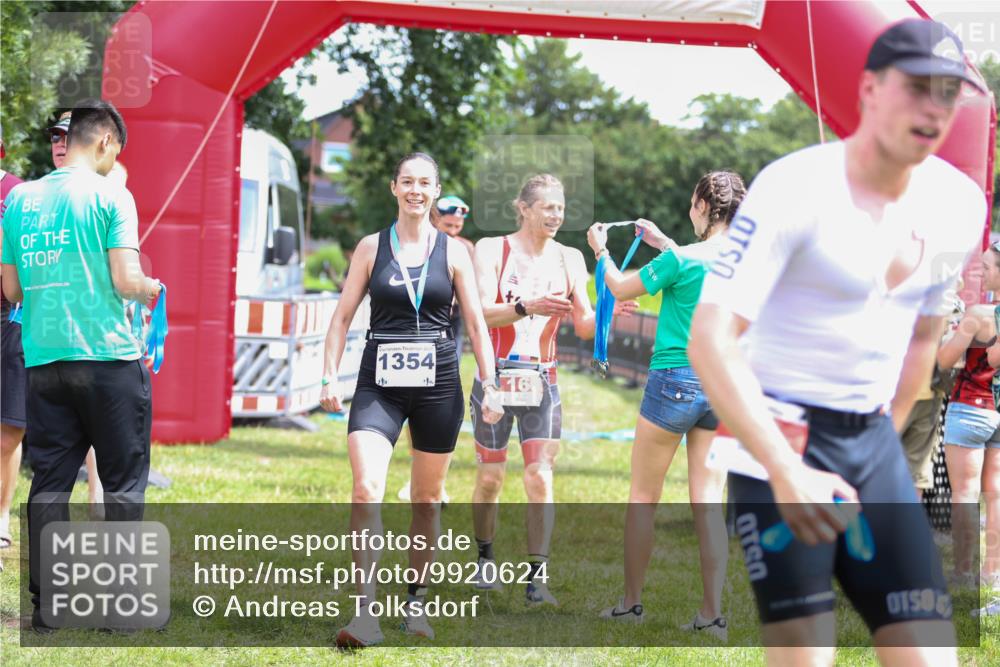 21.06.2026 - 29. Vierlanden-Triathlon Andreas Tolksdorf http://msf.ph/oto/9920624 21.06.2026 13:17:25 Ziel 130, 160 meine-sportfotos.de