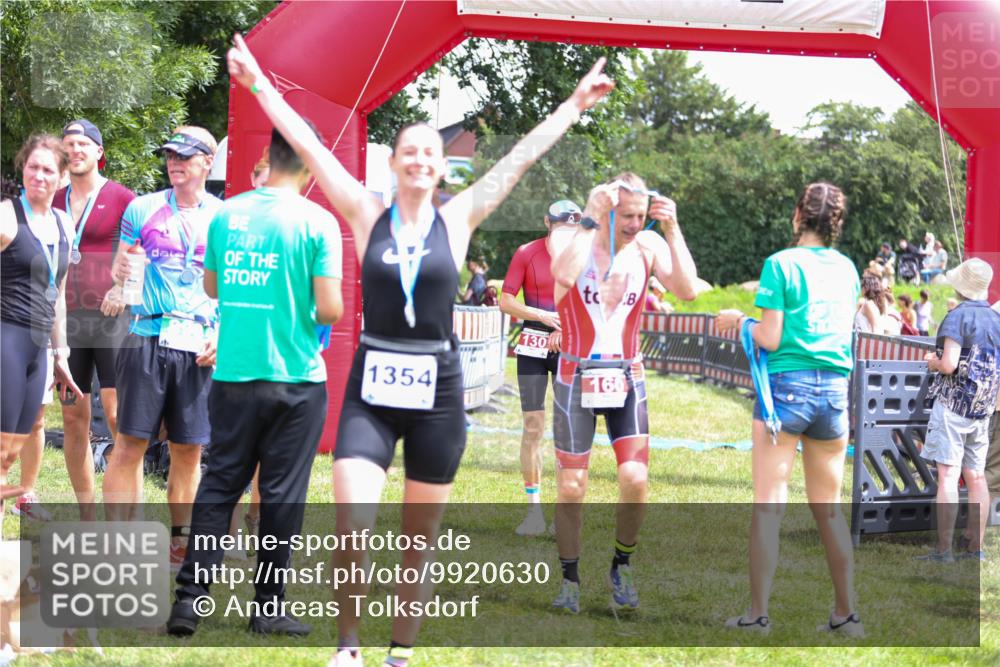 21.06.2026 - 29. Vierlanden-Triathlon Andreas Tolksdorf http://msf.ph/oto/9920630 21.06.2026 13:17:26 Ziel 130, 160 meine-sportfotos.de