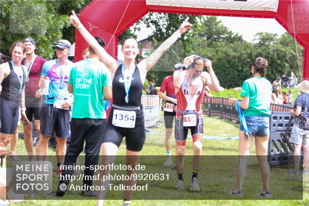 21.06.2026 - 29. Vierlanden-Triathlon Andreas Tolksdorf http://msf.ph/oto/9920631 21.06.2026 13:17:26 Ziel 130, 160 meine-sportfotos.de