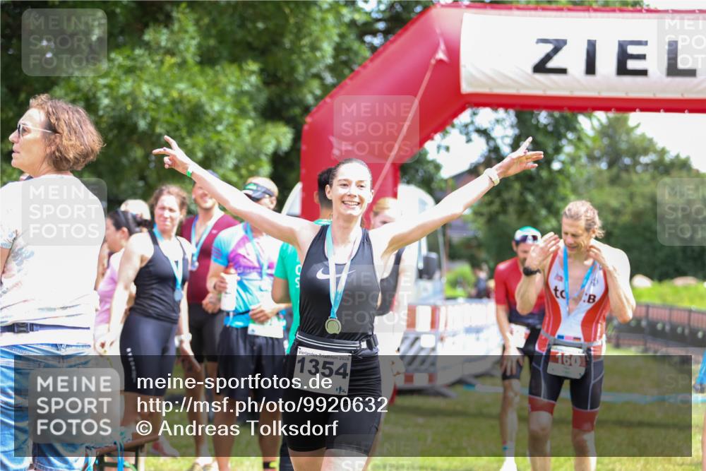 21.06.2026 - 29. Vierlanden-Triathlon Andreas Tolksdorf http://msf.ph/oto/9920632 21.06.2026 13:17:27 Ziel 130 meine-sportfotos.de