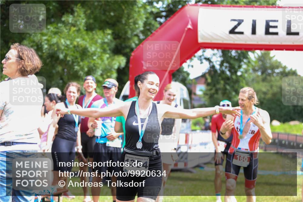 21.06.2026 - 29. Vierlanden-Triathlon Andreas Tolksdorf http://msf.ph/oto/9920634 21.06.2026 13:17:27 Ziel 130 meine-sportfotos.de