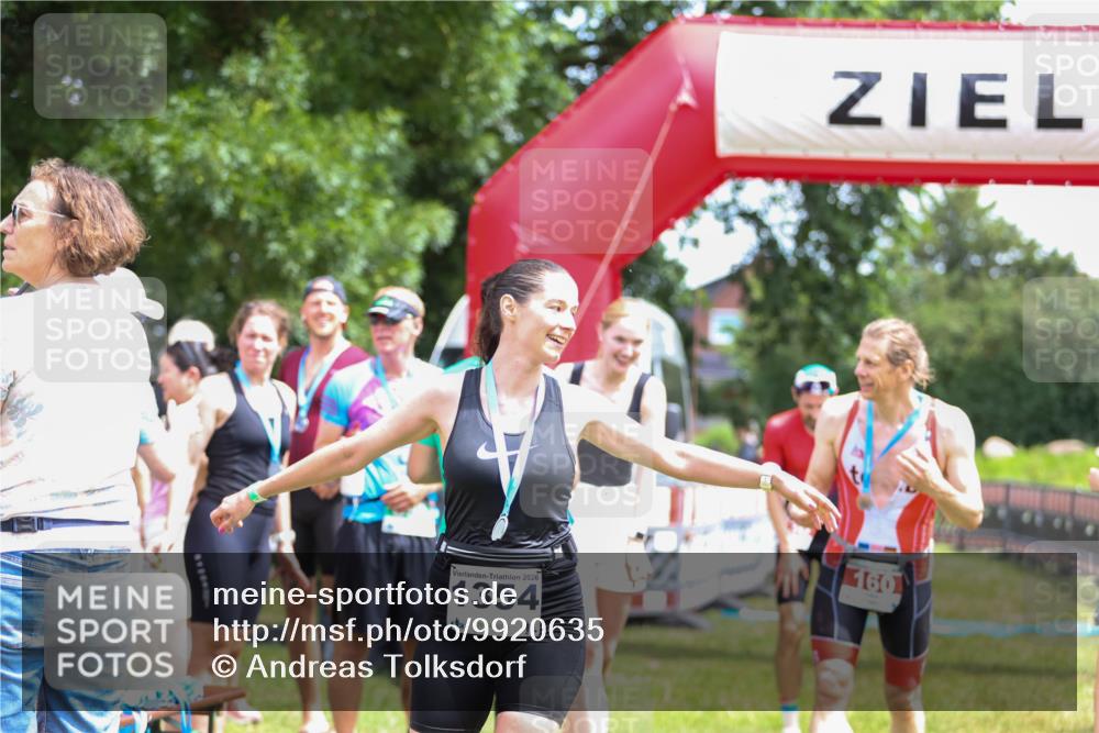 21.06.2026 - 29. Vierlanden-Triathlon Andreas Tolksdorf http://msf.ph/oto/9920635 21.06.2026 13:17:27 Ziel 130 meine-sportfotos.de