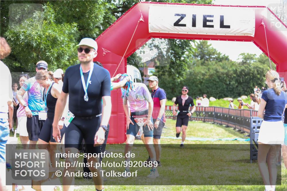 21.06.2026 - 29. Vierlanden-Triathlon Andreas Tolksdorf http://msf.ph/oto/9920689 21.06.2026 13:18:11 Ziel 659, 742 meine-sportfotos.de
