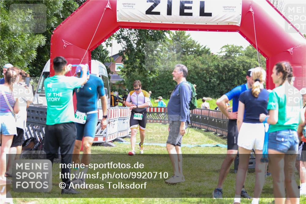 21.06.2026 - 29. Vierlanden-Triathlon Andreas Tolksdorf http://msf.ph/oto/9920710 21.06.2026 13:18:29 Ziel 715, 773 meine-sportfotos.de