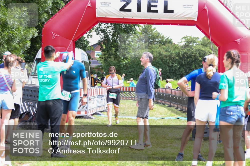 21.06.2026 - 29. Vierlanden-Triathlon Andreas Tolksdorf http://msf.ph/oto/9920711 21.06.2026 13:18:29 Ziel 715, 773 meine-sportfotos.de