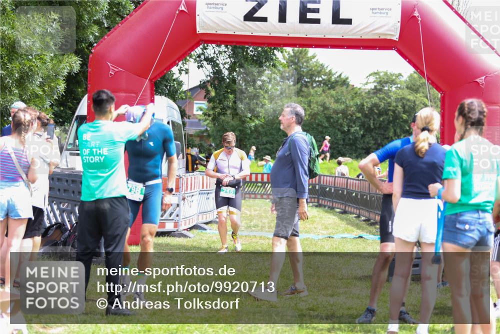 21.06.2026 - 29. Vierlanden-Triathlon Andreas Tolksdorf http://msf.ph/oto/9920713 21.06.2026 13:18:29 Ziel 715, 773 meine-sportfotos.de