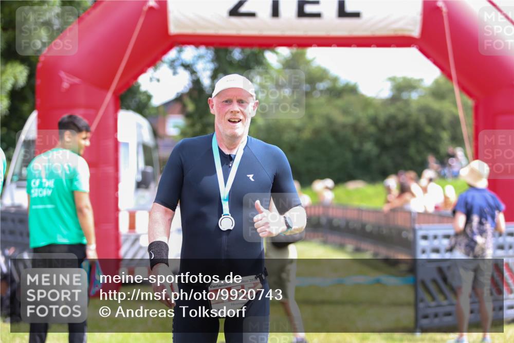 21.06.2026 - 29. Vierlanden-Triathlon Andreas Tolksdorf http://msf.ph/oto/9920743 21.06.2026 13:19:59 Ziel 673, 811 meine-sportfotos.de