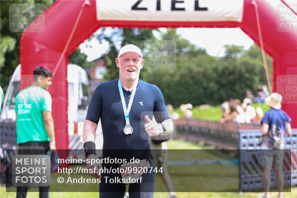 21.06.2026 - 29. Vierlanden-Triathlon Andreas Tolksdorf http://msf.ph/oto/9920744 21.06.2026 13:19:59 Ziel 673, 811 meine-sportfotos.de