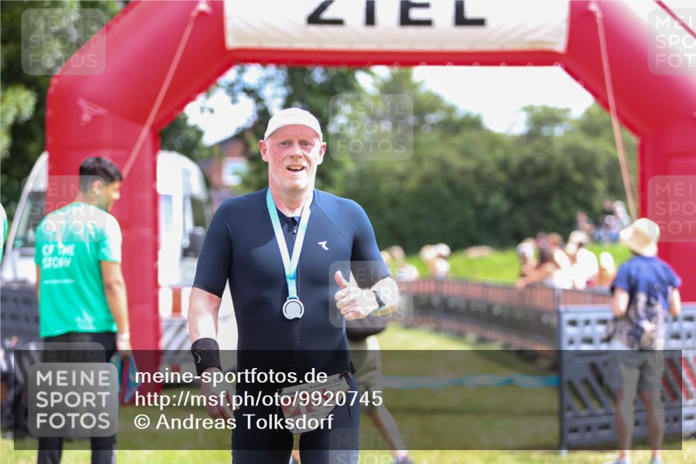 21.06.2026 - 29. Vierlanden-Triathlon Andreas Tolksdorf http://msf.ph/oto/9920745 21.06.2026 13:19:59 Ziel 673, 811 meine-sportfotos.de