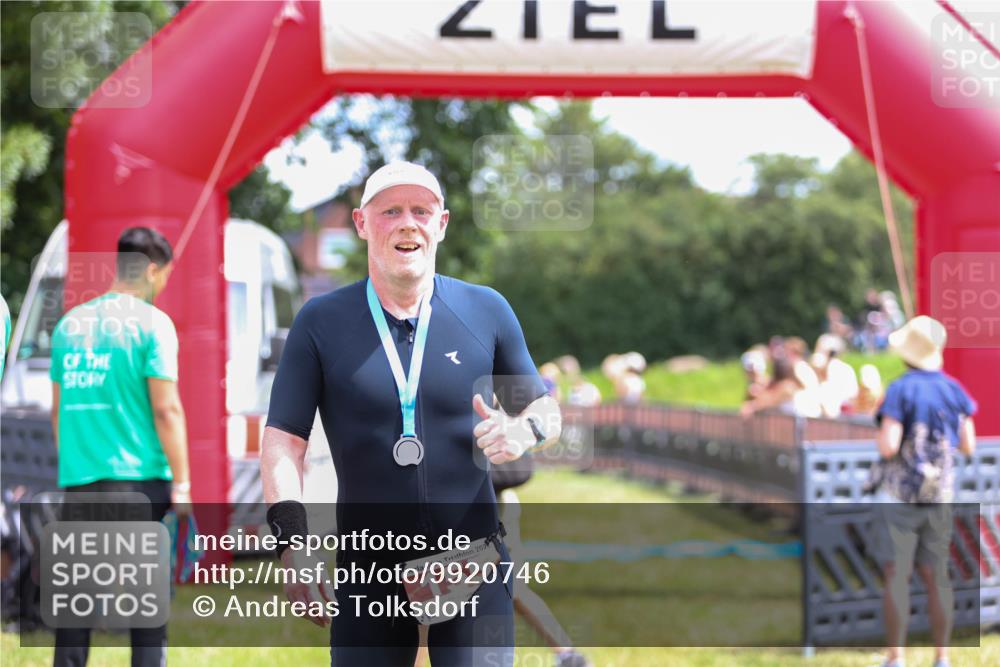 21.06.2026 - 29. Vierlanden-Triathlon Andreas Tolksdorf http://msf.ph/oto/9920746 21.06.2026 13:19:59 Ziel 673, 811 meine-sportfotos.de