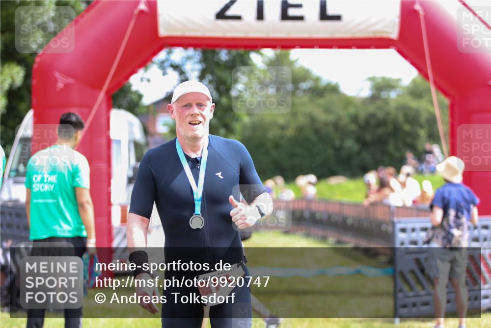 21.06.2026 - 29. Vierlanden-Triathlon Andreas Tolksdorf http://msf.ph/oto/9920747 21.06.2026 13:19:59 Ziel 673, 811 meine-sportfotos.de