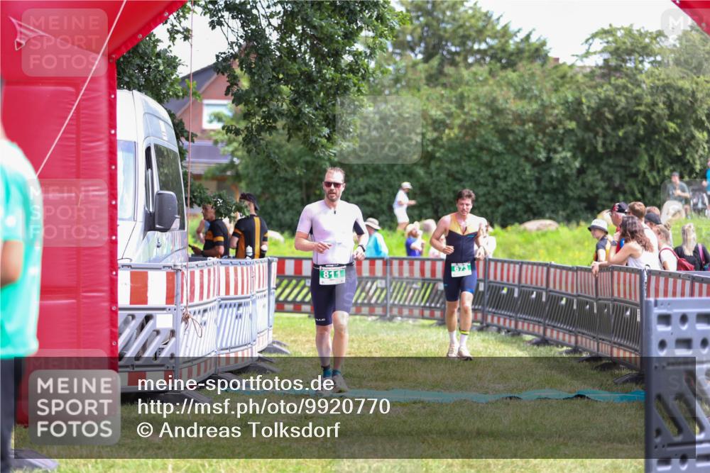 21.06.2026 - 29. Vierlanden-Triathlon Andreas Tolksdorf http://msf.ph/oto/9920770 21.06.2026 13:20:08 Ziel 673, 751, 811 meine-sportfotos.de