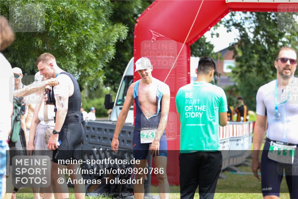 21.06.2026 - 29. Vierlanden-Triathlon Andreas Tolksdorf http://msf.ph/oto/9920786 21.06.2026 13:20:17 Ziel 709, 751 meine-sportfotos.de