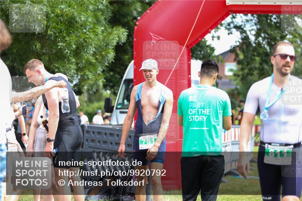 21.06.2026 - 29. Vierlanden-Triathlon Andreas Tolksdorf http://msf.ph/oto/9920792 21.06.2026 13:20:17 Ziel 709, 751 meine-sportfotos.de