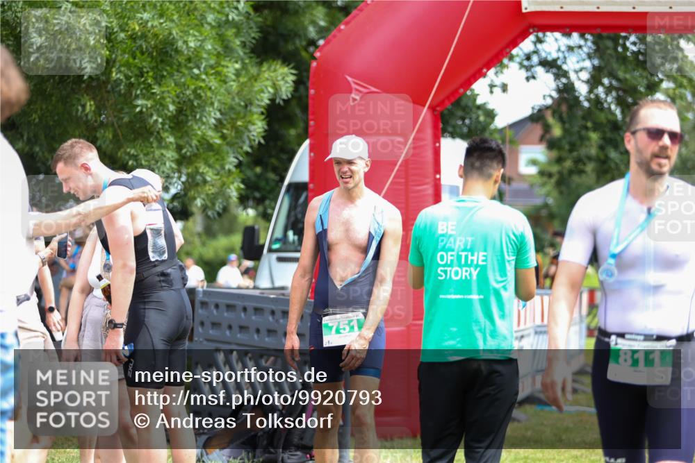 21.06.2026 - 29. Vierlanden-Triathlon Andreas Tolksdorf http://msf.ph/oto/9920793 21.06.2026 13:20:17 Ziel 709, 751 meine-sportfotos.de
