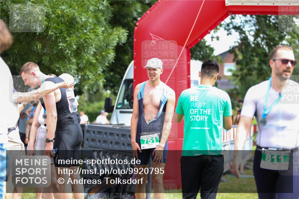 21.06.2026 - 29. Vierlanden-Triathlon Andreas Tolksdorf http://msf.ph/oto/9920795 21.06.2026 13:20:17 Ziel 709, 751 meine-sportfotos.de