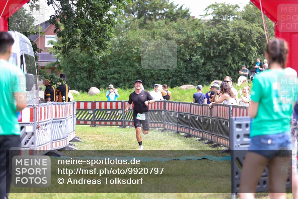 21.06.2026 - 29. Vierlanden-Triathlon Andreas Tolksdorf http://msf.ph/oto/9920797 21.06.2026 13:20:27 Ziel 709 meine-sportfotos.de