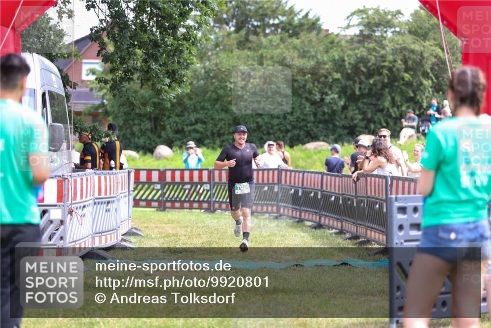 21.06.2026 - 29. Vierlanden-Triathlon Andreas Tolksdorf http://msf.ph/oto/9920801 21.06.2026 13:20:27 Ziel 709 meine-sportfotos.de