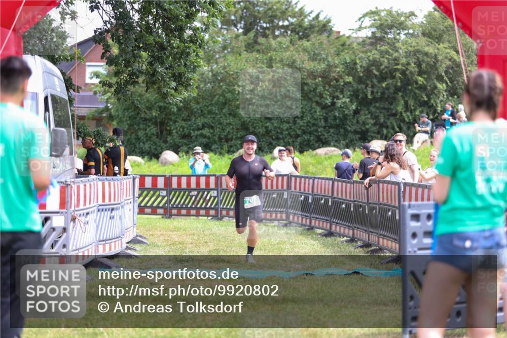 21.06.2026 - 29. Vierlanden-Triathlon Andreas Tolksdorf http://msf.ph/oto/9920802 21.06.2026 13:20:27 Ziel 709 meine-sportfotos.de