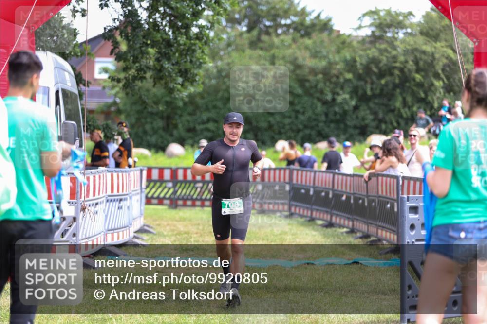 21.06.2026 - 29. Vierlanden-Triathlon Andreas Tolksdorf http://msf.ph/oto/9920805 21.06.2026 13:20:30 Ziel 709 meine-sportfotos.de