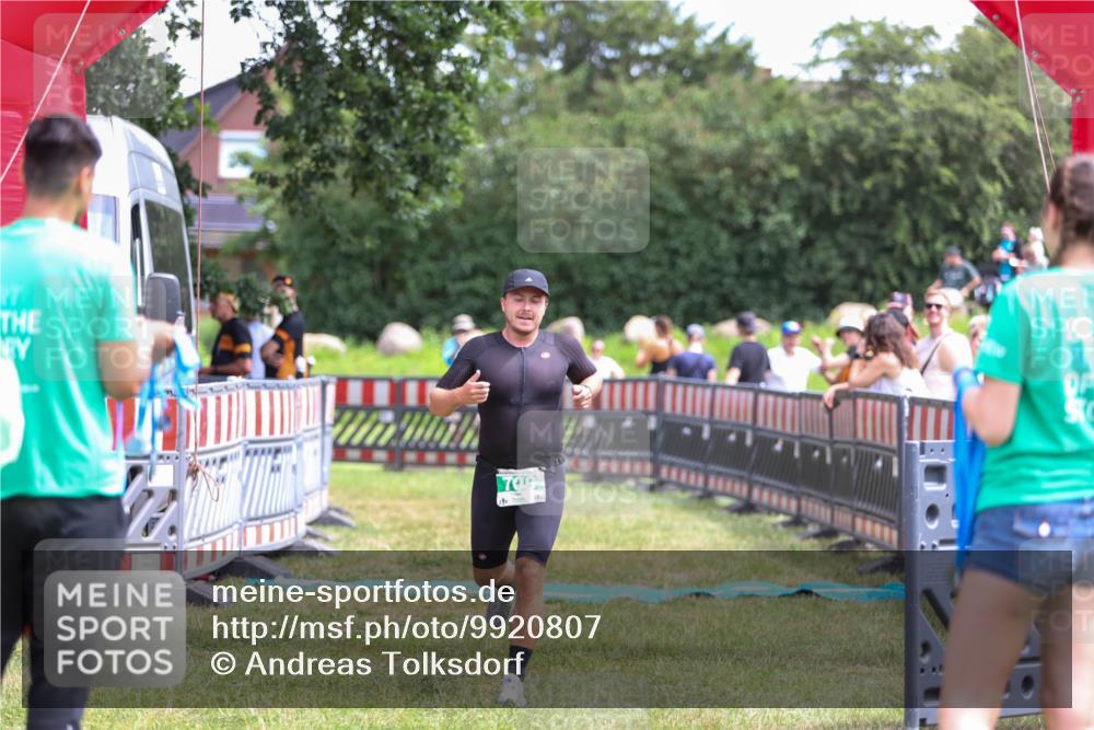 21.06.2026 - 29. Vierlanden-Triathlon Andreas Tolksdorf http://msf.ph/oto/9920807 21.06.2026 13:20:30 Ziel 709 meine-sportfotos.de