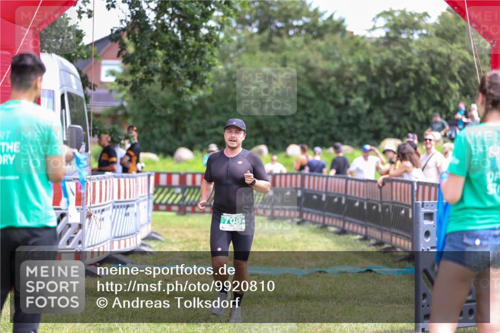21.06.2026 - 29. Vierlanden-Triathlon Andreas Tolksdorf http://msf.ph/oto/9920810 21.06.2026 13:20:30 Ziel 709 meine-sportfotos.de