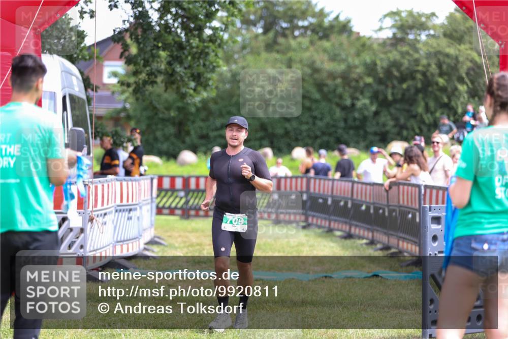 21.06.2026 - 29. Vierlanden-Triathlon Andreas Tolksdorf http://msf.ph/oto/9920811 21.06.2026 13:20:30 Ziel 709 meine-sportfotos.de