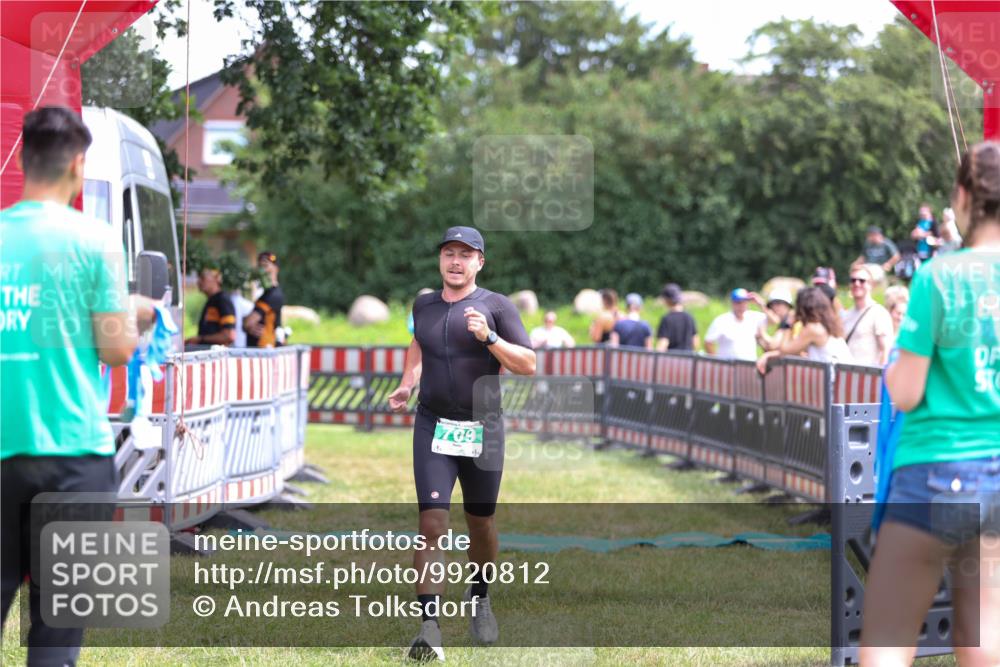 21.06.2026 - 29. Vierlanden-Triathlon Andreas Tolksdorf http://msf.ph/oto/9920812 21.06.2026 13:20:30 Ziel 709 meine-sportfotos.de