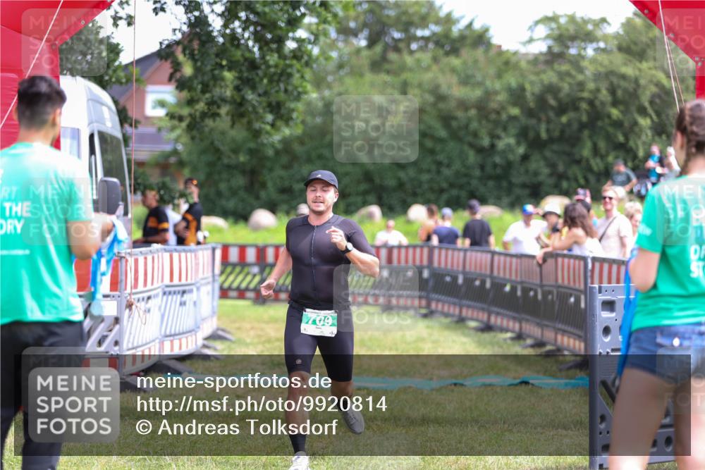 21.06.2026 - 29. Vierlanden-Triathlon Andreas Tolksdorf http://msf.ph/oto/9920814 21.06.2026 13:20:30 Ziel 709 meine-sportfotos.de