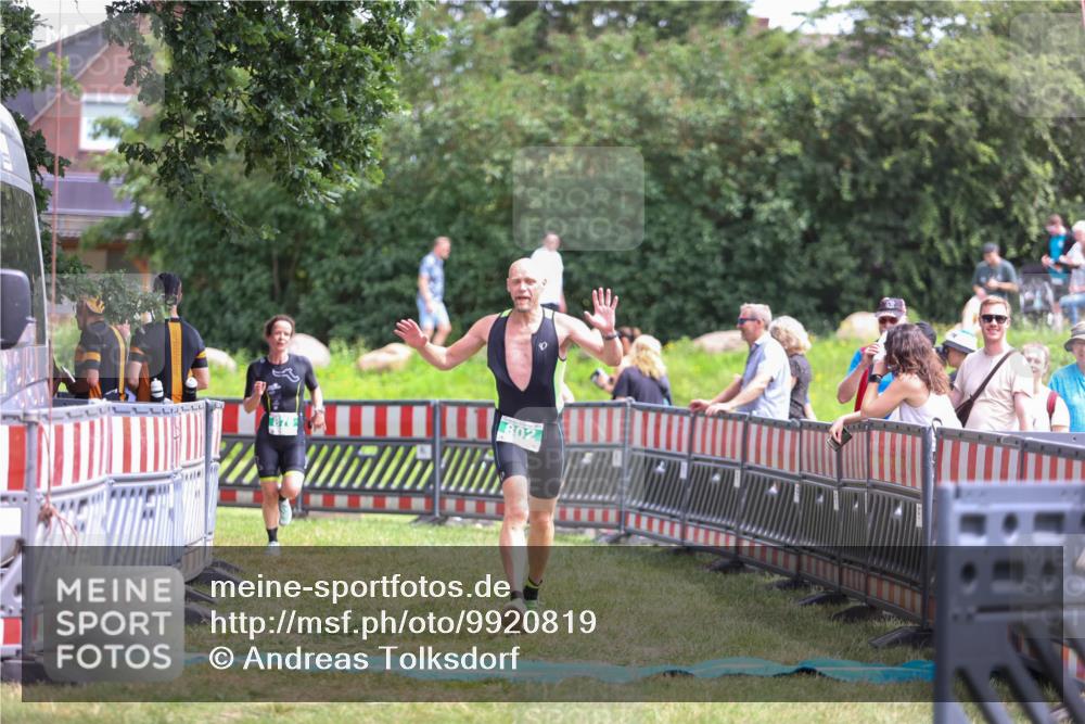 21.06.2026 - 29. Vierlanden-Triathlon Andreas Tolksdorf http://msf.ph/oto/9920819 21.06.2026 13:20:51 Ziel 802, 876 meine-sportfotos.de