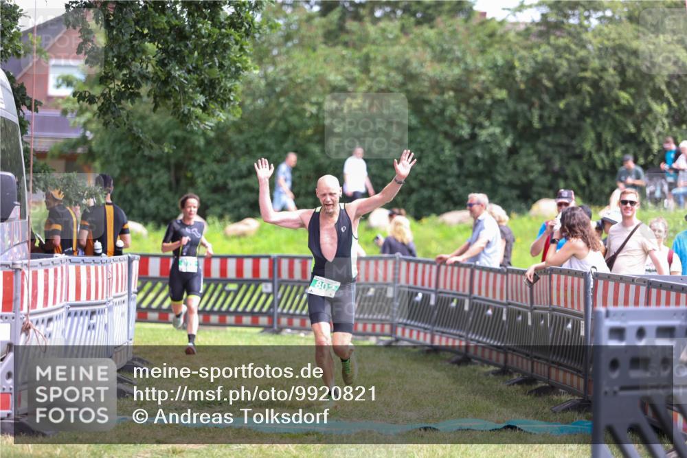 21.06.2026 - 29. Vierlanden-Triathlon Andreas Tolksdorf http://msf.ph/oto/9920821 21.06.2026 13:20:51 Ziel 802, 876 meine-sportfotos.de