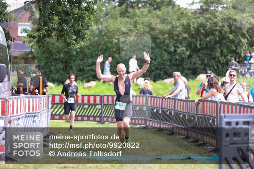 21.06.2026 - 29. Vierlanden-Triathlon Andreas Tolksdorf http://msf.ph/oto/9920822 21.06.2026 13:20:51 Ziel 802, 876 meine-sportfotos.de