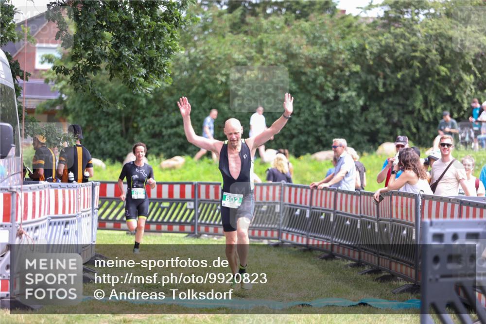 21.06.2026 - 29. Vierlanden-Triathlon Andreas Tolksdorf http://msf.ph/oto/9920823 21.06.2026 13:20:51 Ziel 802, 876 meine-sportfotos.de