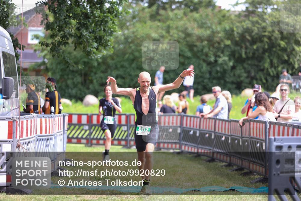 21.06.2026 - 29. Vierlanden-Triathlon Andreas Tolksdorf http://msf.ph/oto/9920829 21.06.2026 13:20:52 Ziel 802, 876 meine-sportfotos.de