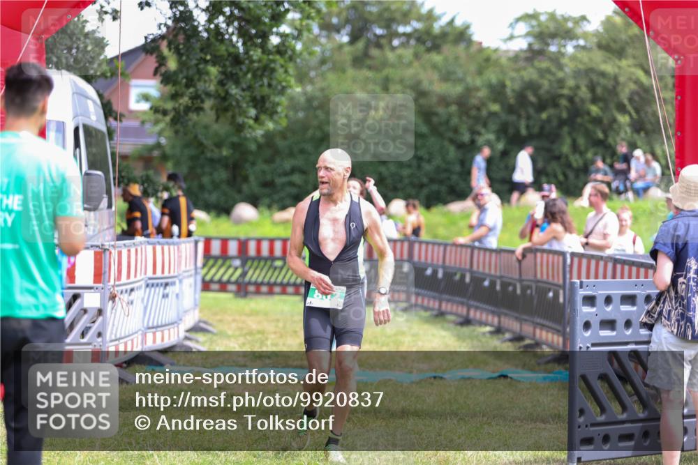 21.06.2026 - 29. Vierlanden-Triathlon Andreas Tolksdorf http://msf.ph/oto/9920837 21.06.2026 13:20:54 Ziel 802, 876 meine-sportfotos.de
