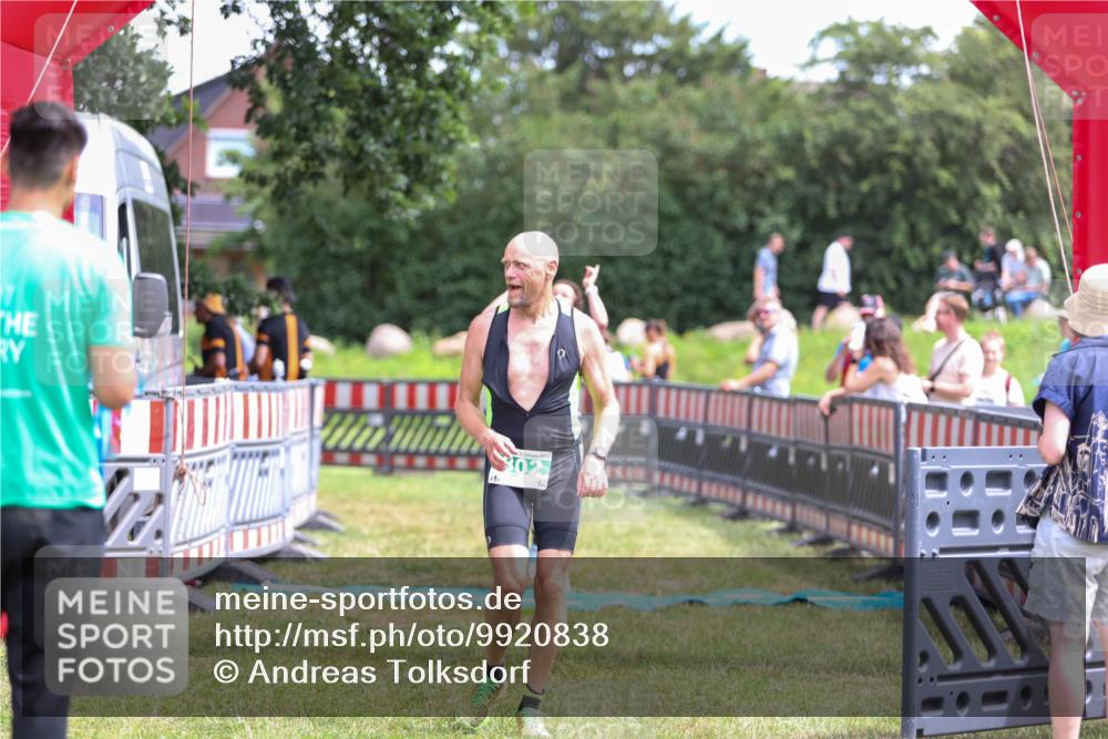 21.06.2026 - 29. Vierlanden-Triathlon Andreas Tolksdorf http://msf.ph/oto/9920838 21.06.2026 13:20:54 Ziel 802, 876 meine-sportfotos.de