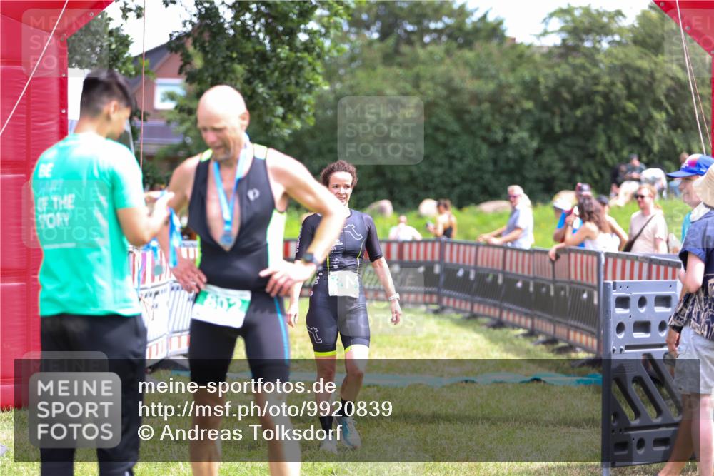 21.06.2026 - 29. Vierlanden-Triathlon Andreas Tolksdorf http://msf.ph/oto/9920839 21.06.2026 13:20:59 Ziel 876 meine-sportfotos.de