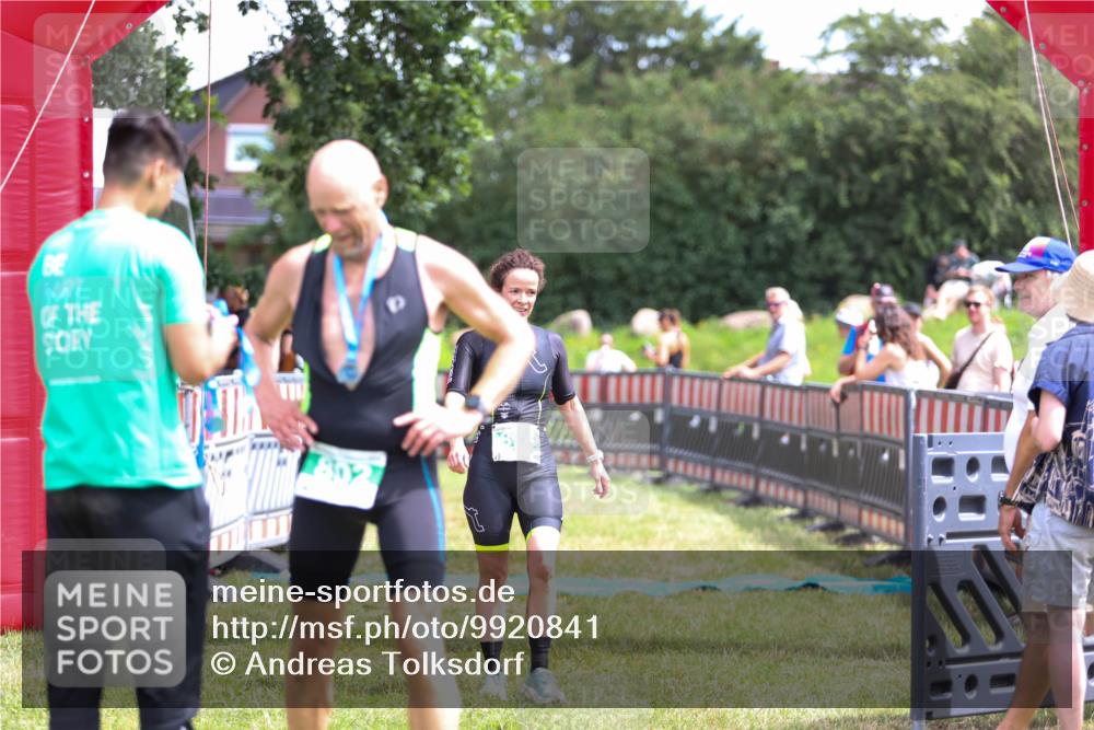 21.06.2026 - 29. Vierlanden-Triathlon Andreas Tolksdorf http://msf.ph/oto/9920841 21.06.2026 13:20:59 Ziel 876 meine-sportfotos.de